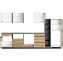 Küchenzeile mit offenen Schränken und Schubladen