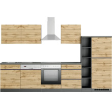 Küchenzeile mit Spüle, Herd, Dunstabzugshaube und Schränken