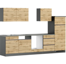 Küchenzeile mit Ober- und Unterschränken sowie Arbeitsplatte