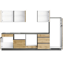 Küchenzeile mit Hängeschränken und Unterschränken in Holzoptik und grauer Arbeitsplatte