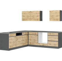 Küchenzeile mit Spüle, Unterschränken und Hängeschränken im Holzdekor