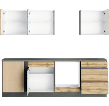 Küchenzeile mit Hängeschränken und Unterschränken mit Schubladen