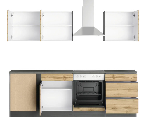 Küchenzeile mit Hängeschränken, Dunstabzugshaube und Elektroherd