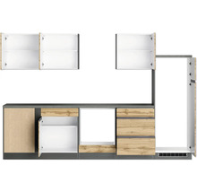 Küchenzeile mit Ober- und Unterschränken sowie Kühlschrank