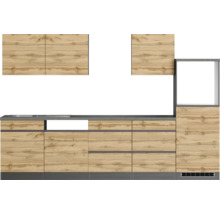 Küchenzeile mit Holzdekor und grauer Arbeitsplatte