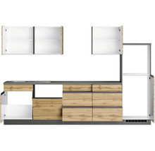 Küchenzeile mit Ober- und Unterschränken in Holzoptik und grauer Arbeitsplatte