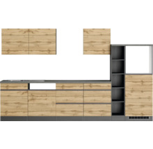 Küchenzeile mit Ober- und Unterschränken in Holzoptik und grauen Elementen