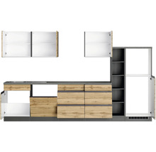 Küchenzeile mit Hängeschränken, Spüle, Schubladen und Regalen.