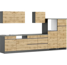 Komplette Küche mit Ober- und Unterschränken sowie Arbeitsplatte.