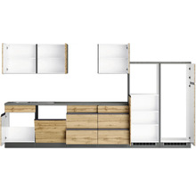 Küchenzeile mit Ober- und Unterschränken mit Holzakzenten und grauer Arbeitsplatte