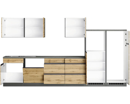 Küchenzeile mit Ober- und Unterschränken mit Holzakzenten und grauer Arbeitsplatte