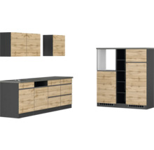 Küchenzeile mit Spüle, Unterschränken, Hängeschränken und Hochschrank