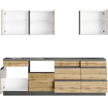 Küchenzeile mit Spüle, Kochfeld, Ober- und Unterschränken im Holzdesign