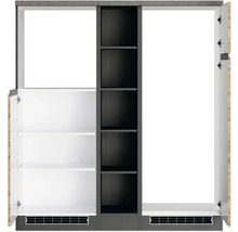 Offener Kleiderschrank mit Regalen und Fächern