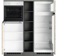 Einbauküche mit Backofen, Regalen und Kühlschrank mit geöffneten Türen.