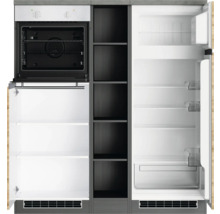Küchenzeile mit Backofen, Regalen und Kühlschrank mit geöffneten Türen