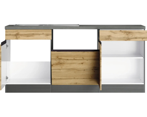 Küchenunterschrank mit geöffneten Türen zur Aufbewahrung von Küchenutensilien