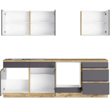 Küchenzeile mit Hängeschränken, Spüle und Schubladen