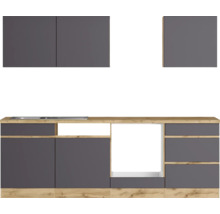 Küchenzeile mit Unterschränken, Arbeitsplatte und Hängeschränken