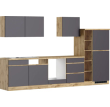 Moderne Küche mit Hängeschränken, Arbeitsplatte und Stauraumelementen in Holzoptik und Grautönen