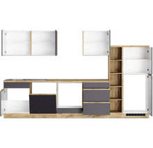 Küchenzeile mit Ober- und Unterschränken, Schubladen und Regalen