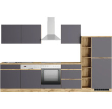 Küchenzeile mit Hängeschränken, Dunstabzugshaube, Spüle, Herd und Backofen