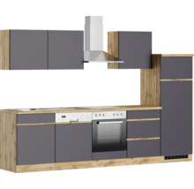 Küchenzeile mit Hängeschränken und Elektrogeräten