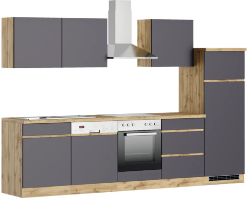 Küchenzeile mit Hängeschränken und Elektrogeräten