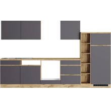 Küchenzeile mit Ober- und Unterschränken sowie Regalelement