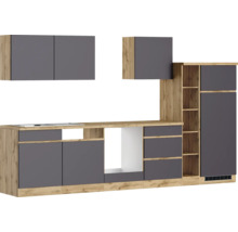 Moderne Küche mit Ober- und Unterschränken sowie Regalelementen