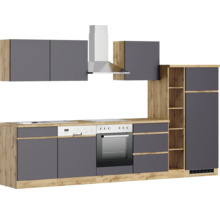 Komplette Küche mit Hängeschränken, Dunstabzugshaube, Spüle, Herd, Backofen, Geschirrspüler und Kühlschrank.