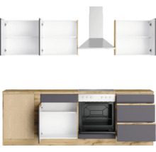 Moderne Küchenzeile mit Hängeschränken, Dunstabzugshaube, Herd und Schubladen