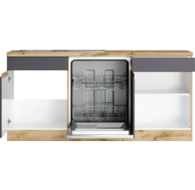 Küchenzeile mit Spülmaschine und offenen Schränken