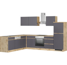 Komplette Küchenzeile mit Ober- und Unterschränken, Spüle, Geschirrspüler, Herd und Dunstabzugshaube.