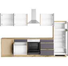 Küchenzeile mit Hängeschränken, Dunstabzugshaube, Herd, Ofen und Kühlschrank