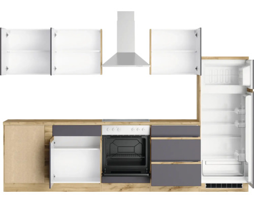 Küchenzeile mit Hängeschränken, Dunstabzugshaube, Herd, Ofen und Kühlschrank