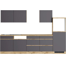 Moderne Küche mit grauen Schränken und hölzernen Arbeitsplatten