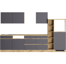 Küchenzeile mit Ober- und Unterschränken in Holzoptik und Dunkelgrau