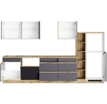 Küchenzeile mit Hänge- und Unterschränken sowie Regalelementen