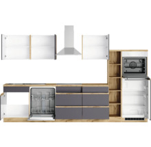 Komplette Küche mit Spüle, Geschirrspüler, Dunstabzugshaube, Backofen, Kühlschrank und Schränken.