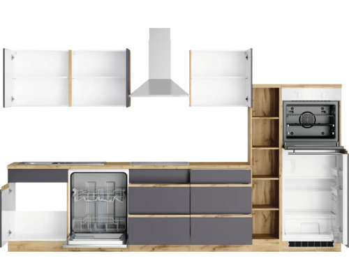 Komplette Küche mit Spüle, Geschirrspüler, Dunstabzugshaube, Backofen, Kühlschrank und Schränken.