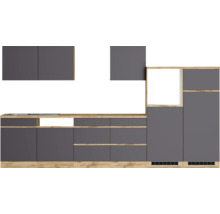 Moderne Küche mit grauen Schränken und Holzdetails