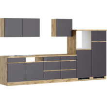 Komplette Küchenzeile mit Ober- und Unterschränken sowie Arbeitsplatte.