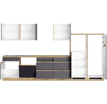 Moderne Küche mit Hängeschränken, Schubladen und Regalen