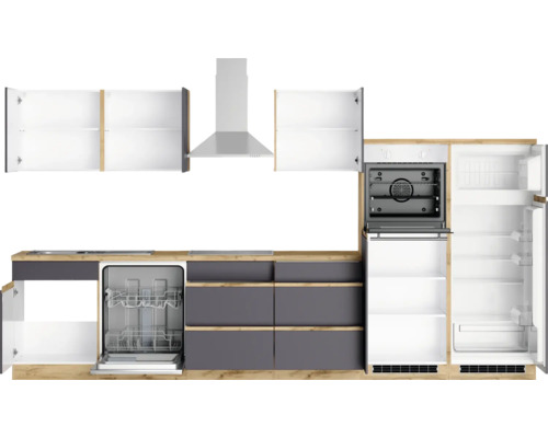 Küchenzeile mit Geschirrspüler, Herd, Dunstabzugshaube und Kühlschrank