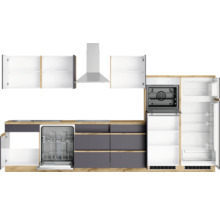 Küchenzeile mit Spülmaschine, Herd, Dunstabzugshaube und Kühlschrank