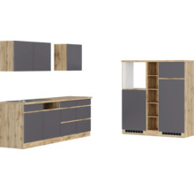 Küchenzeile mit Spüle, Hängeschränken und Hochschrank