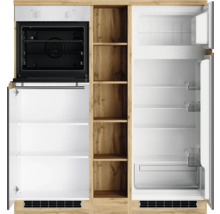 Kücheneinrichtung mit Backofen, Regalen und Kühlschrank