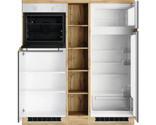 Kücheneinrichtung mit Backofen, Regalen und Kühlschrank