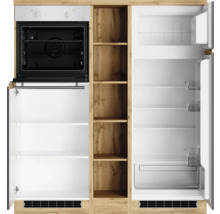 Küchenzeile mit Backofen, Regalen und Kühlschrank